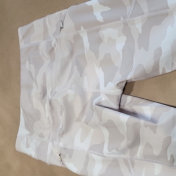 Athleta Size XS Cream/Ivory/Beige Camo Leggings, Zipper Pockets, EUC - Picture 15 of 16